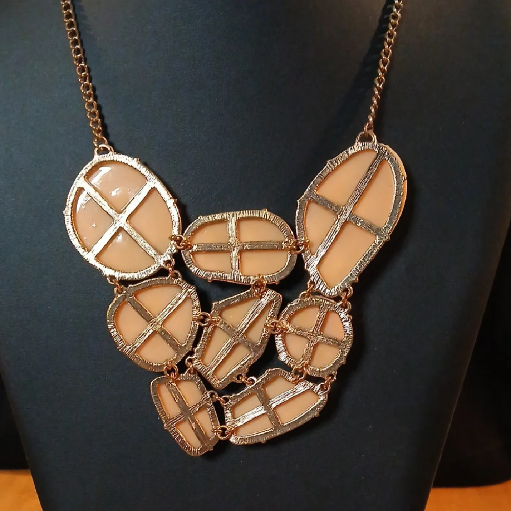 Elegant Vintage Cream Statement Necklace